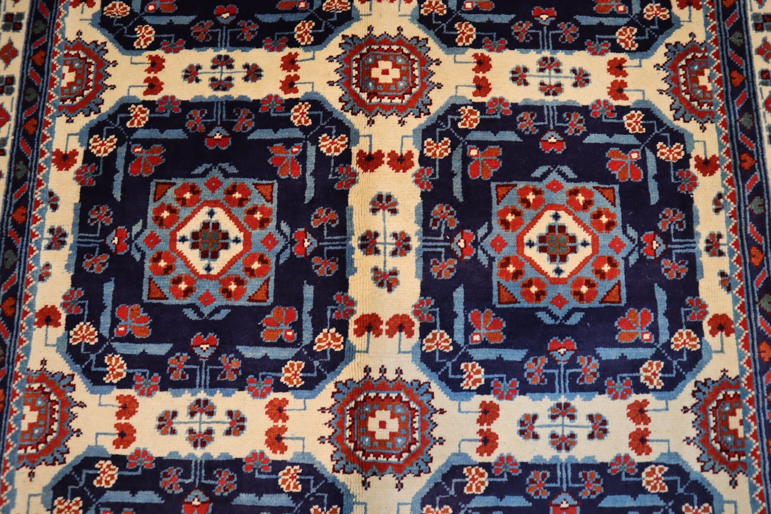 Varkash  4'11" × 6'9"