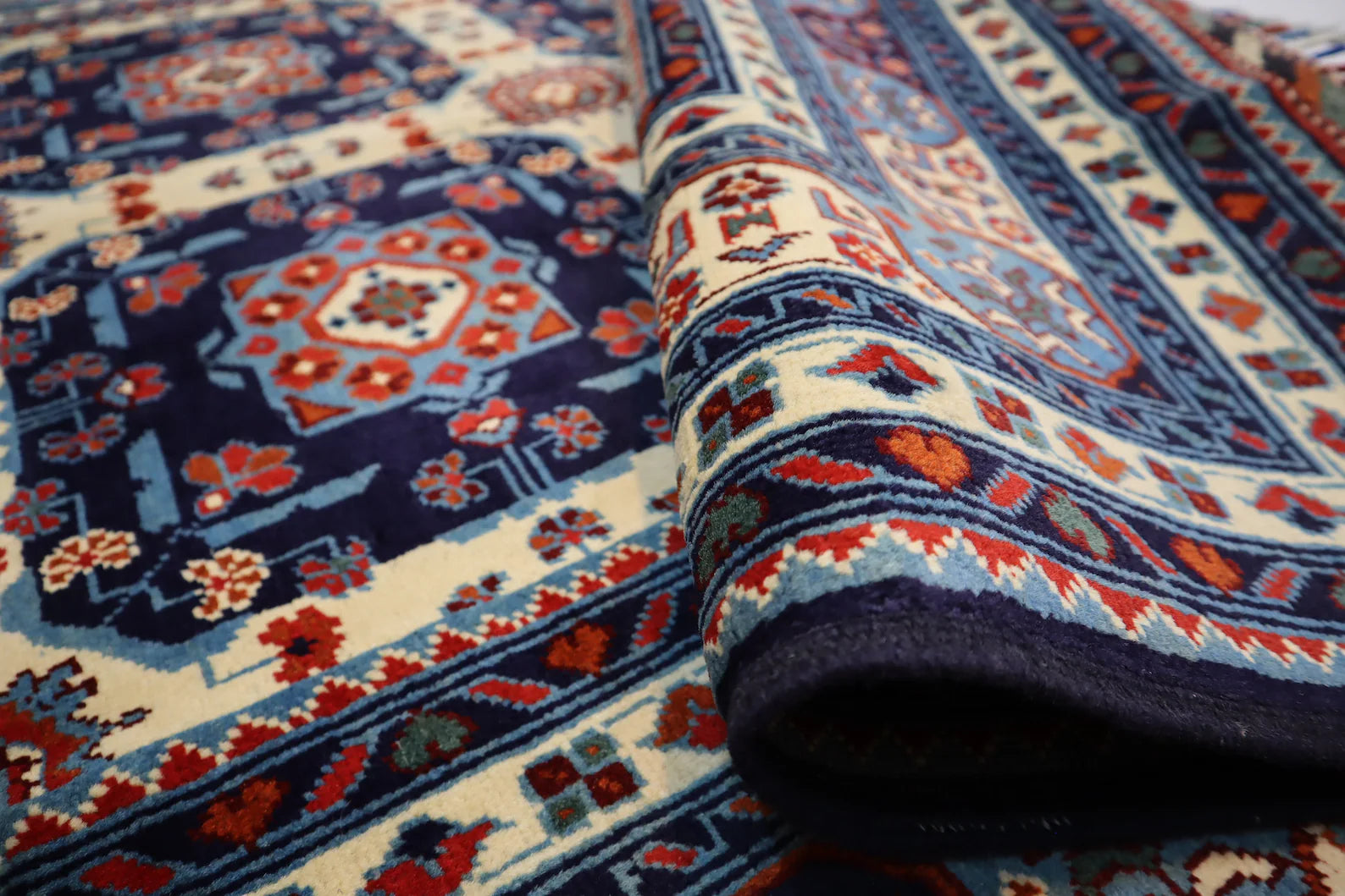 Varkash  4'11" × 6'9"