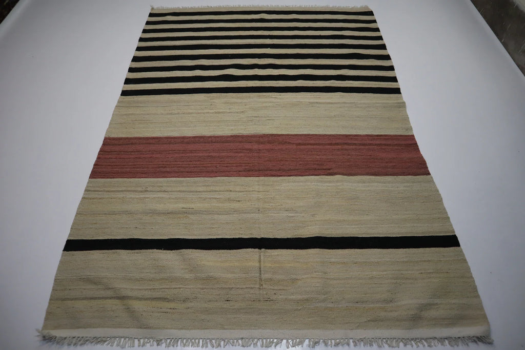 Stripea 4’11” × 6’11”