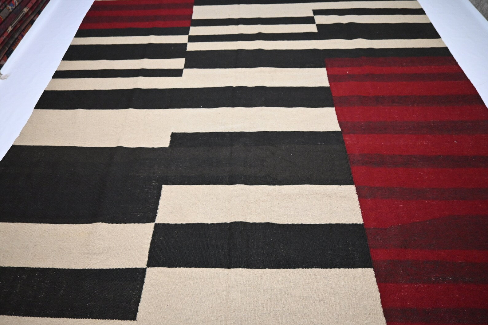 Stravik 8'3" × 9'10"