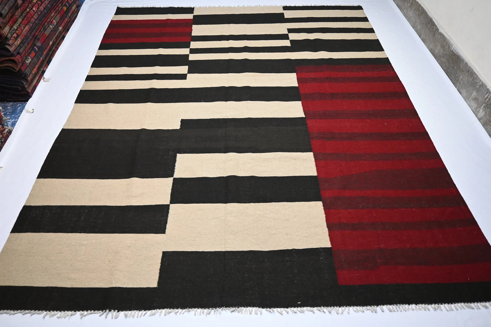 Stravik 8'3" × 9'10"