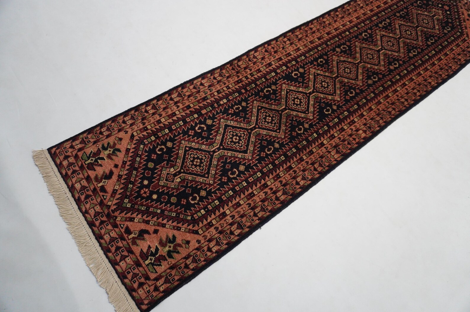 Ashkar  2'9" × 9'11"