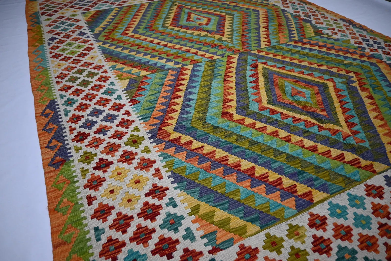 Merava 6’8” × 9’2”