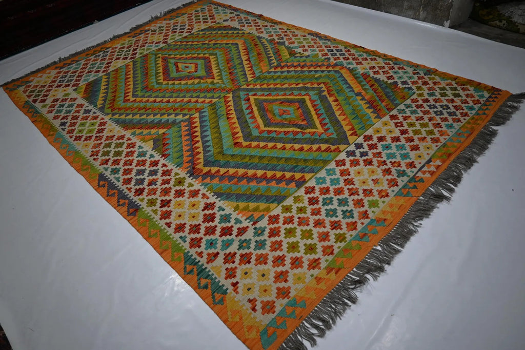 Merava 6’8” × 9’2”