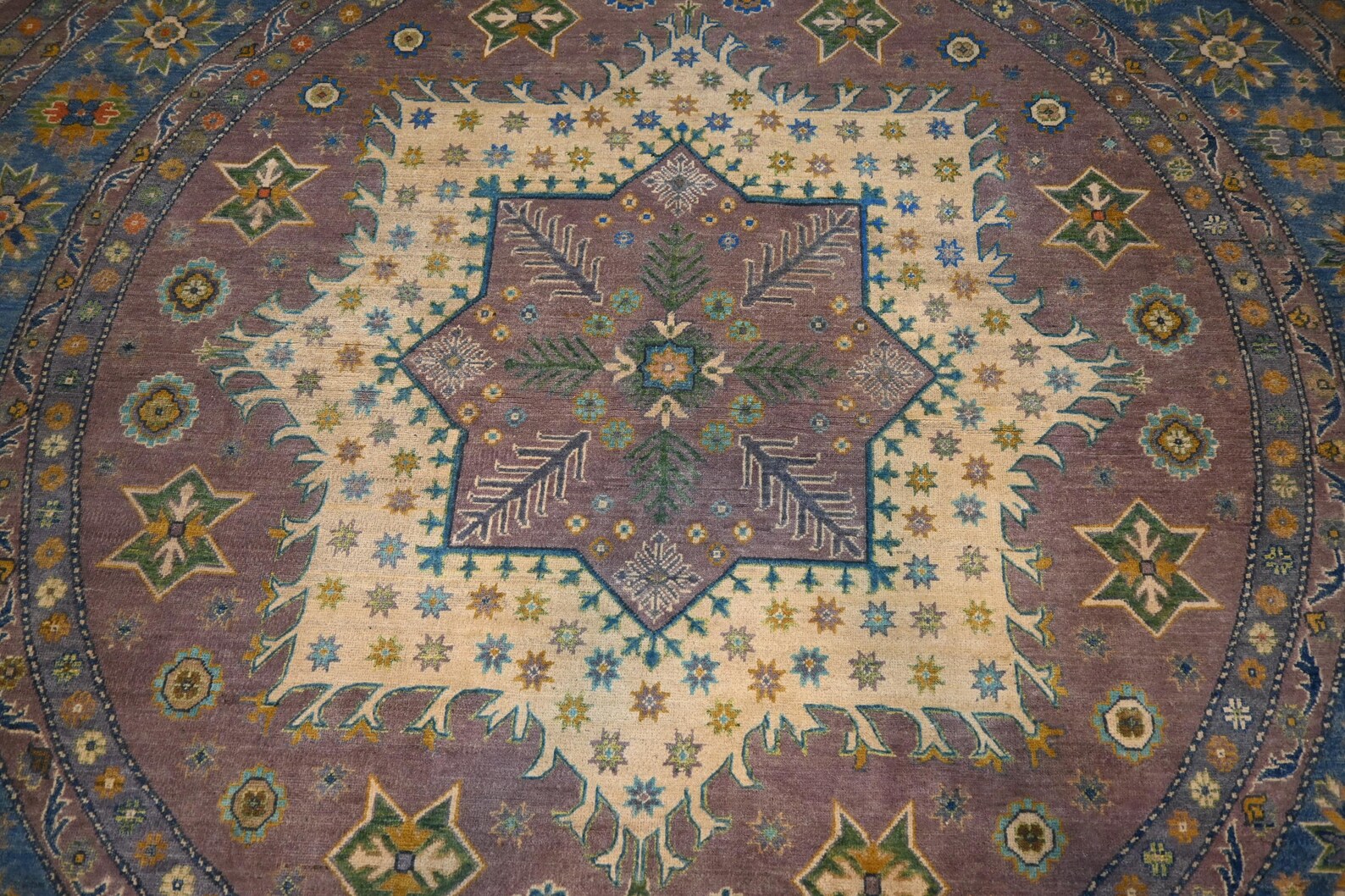 Solvaris 9'10" × 9'9"