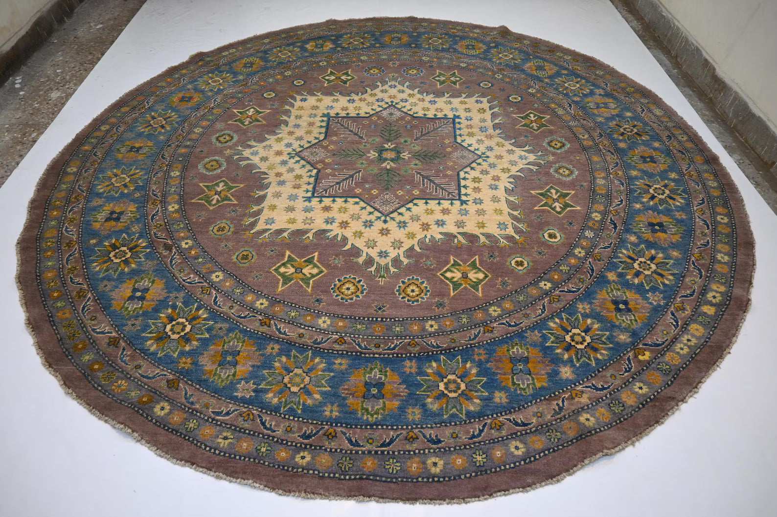 Solvaris 9'10" × 9'9"