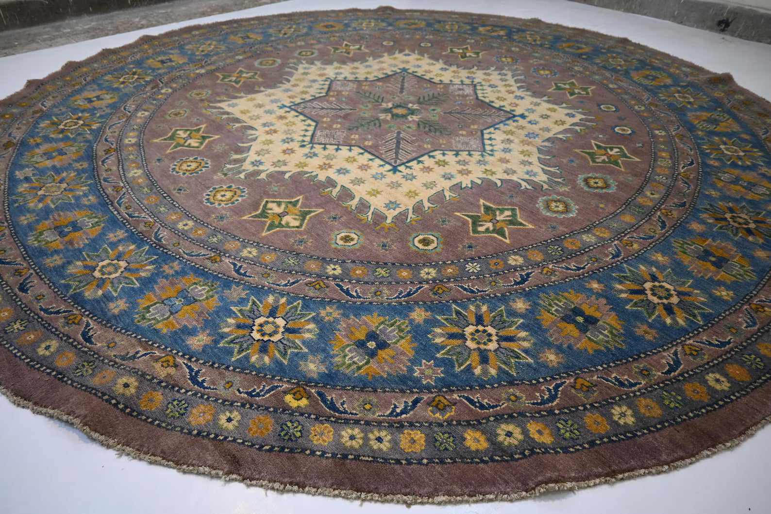 Solvaris 9'10" × 9'9"