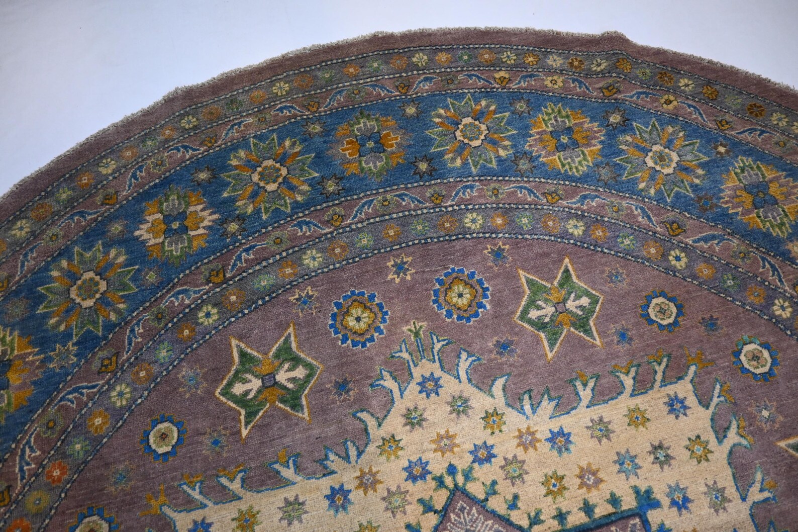 Solvaris 9'10" × 9'9"