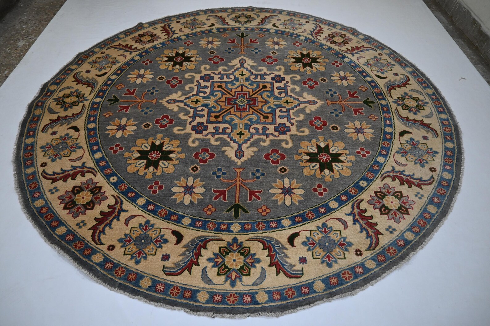 Ciravale 8'4" × 8'4"