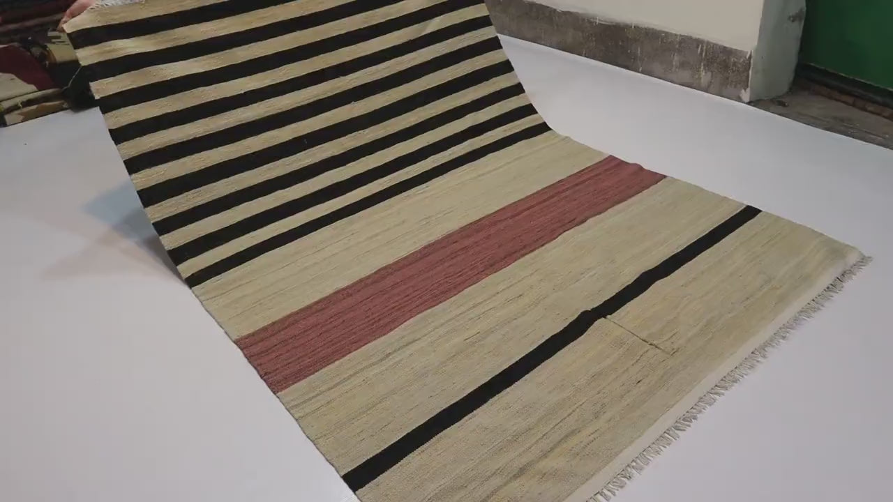 Stripea 4’11” × 6’11”